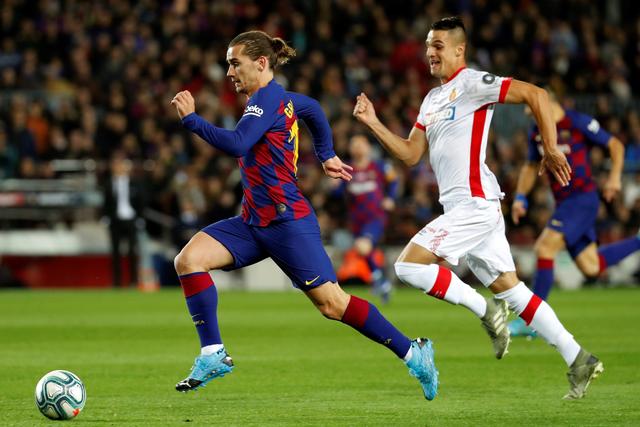 杨鸣愤怒冲进场内大骂裁判 连吃两T被驱逐出场